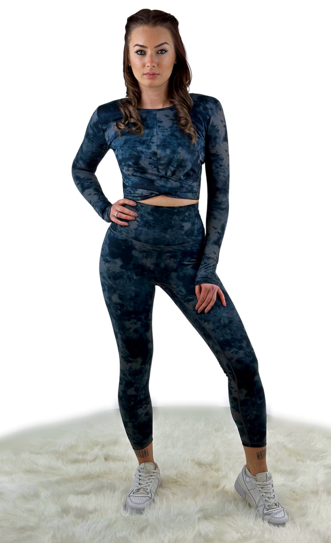 Weiches dunkelgraues Camouflage Leggings- und Crop Top-Set mit hoher Taille, ideal für Yoga, intensives Training oder Freizeit. Nahtloses, antibakterielles und feuchtigkeitsabweisendes Material für ultimativen Tragekomfort.