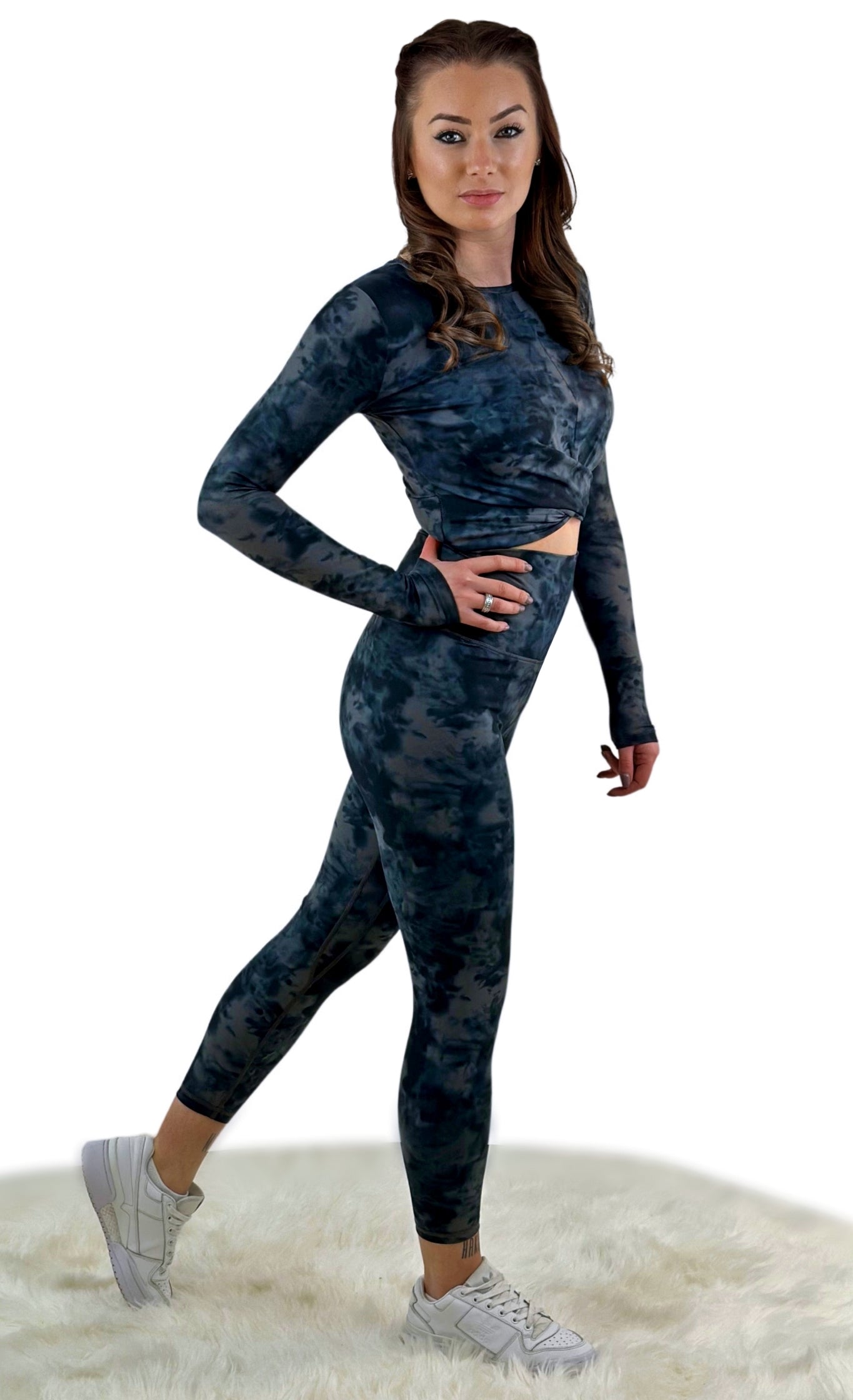 Weiches dunkelgraues Camouflage Leggings- und Crop Top-Set mit hoher Taille, ideal für Yoga, intensives Training oder Freizeit. Nahtloses, antibakterielles und feuchtigkeitsabweisendes Material für ultimativen Tragekomfort.