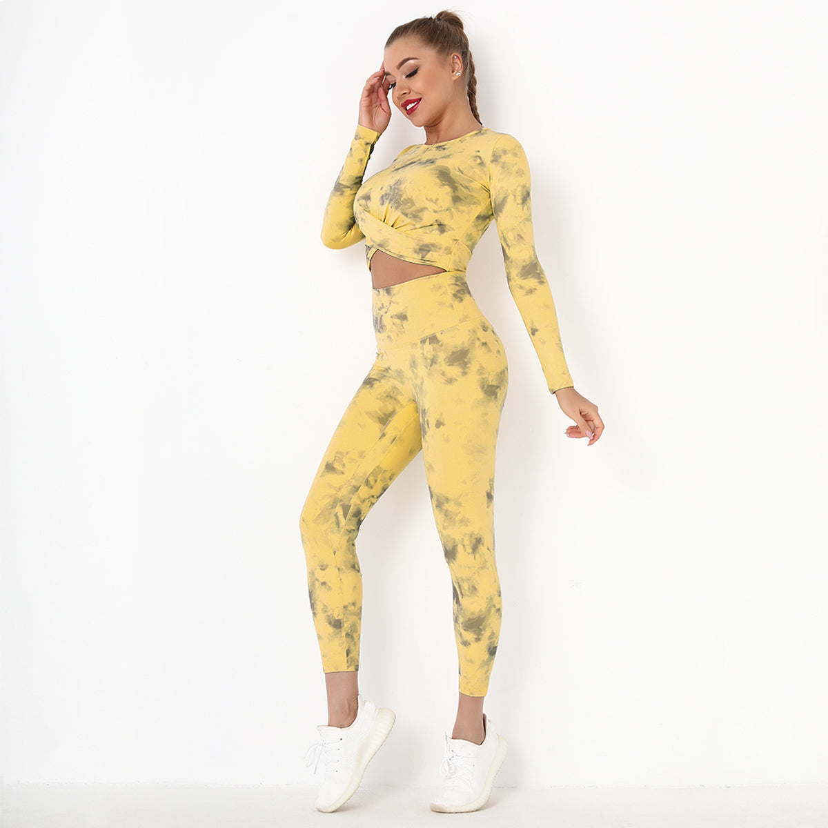 Figurbetontes Sportset in Helllila für Frauen, bestehend aus langärmligem Oberteil und Push-up-Leggings. Weicher, anschmiegsamer Stoff für optimalen Komfort beim Training